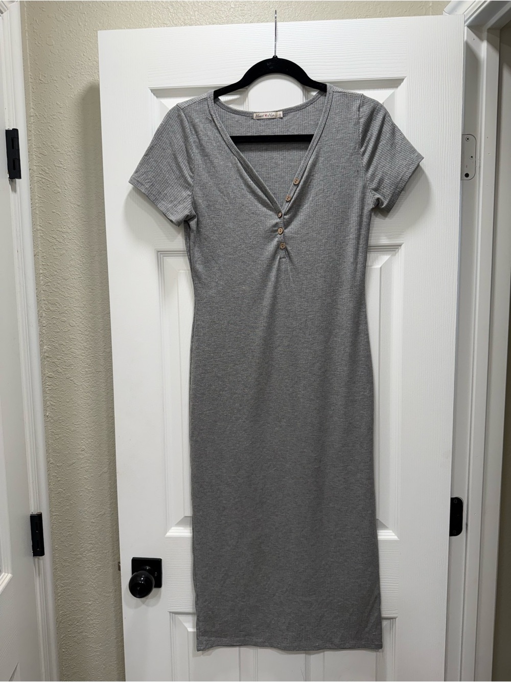Heart & Hips Gray Short-Sleeve V-Neck Midi Dress